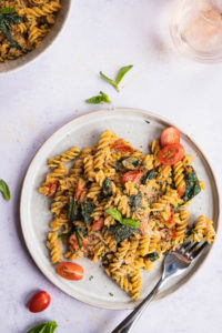 One-Pot Spinach Tomato Pasta